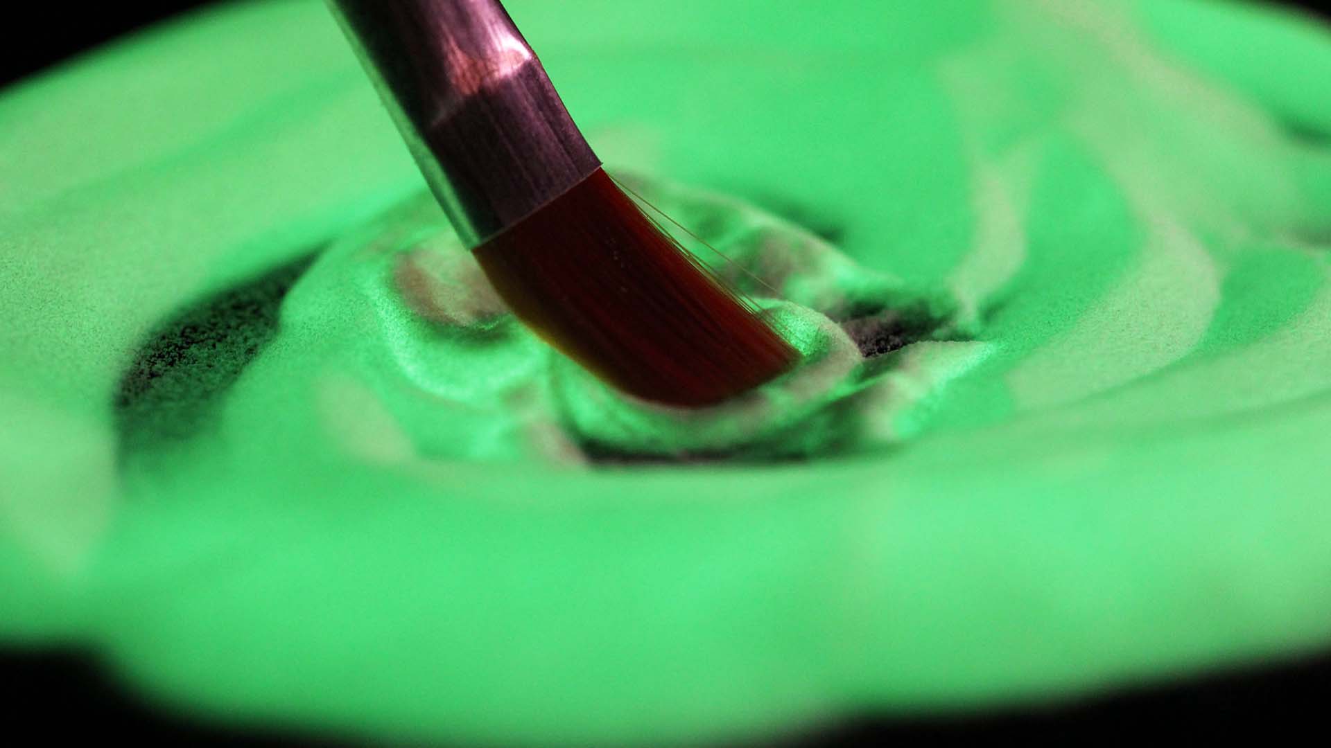How does glow in the dark pigment work?