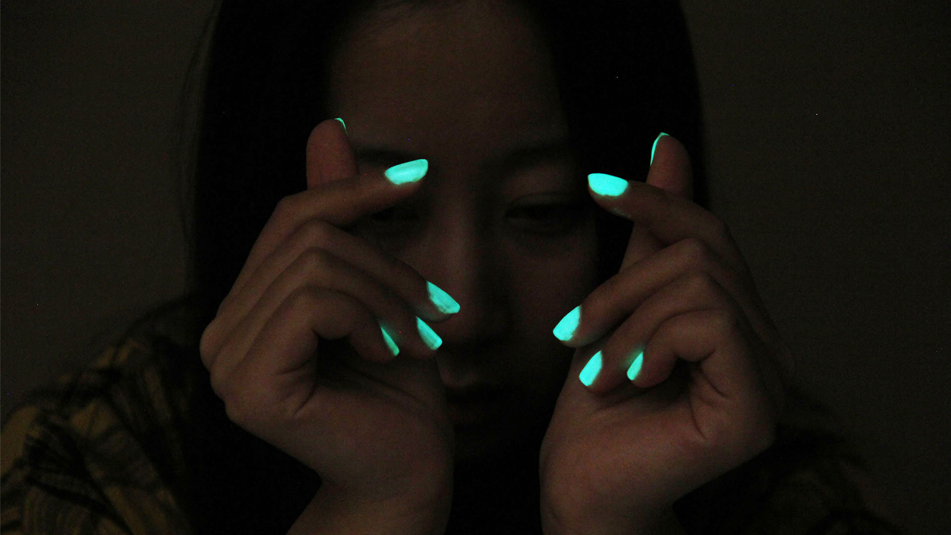 Glow in the dark fingernail