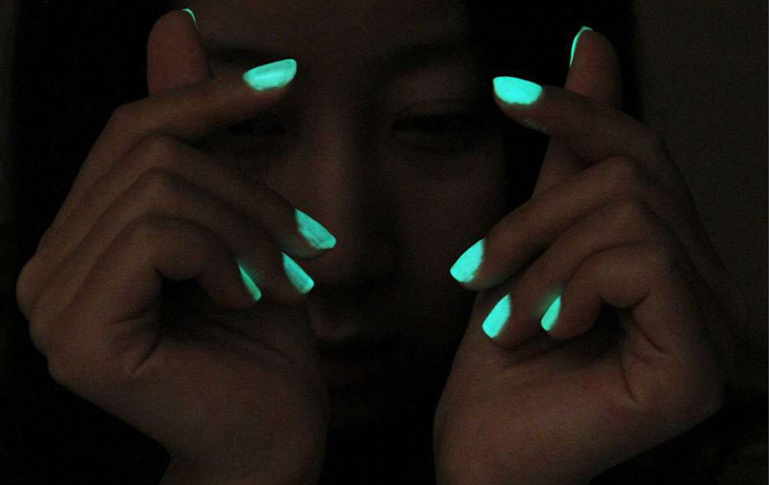 How to DIY the glow in the dark nails